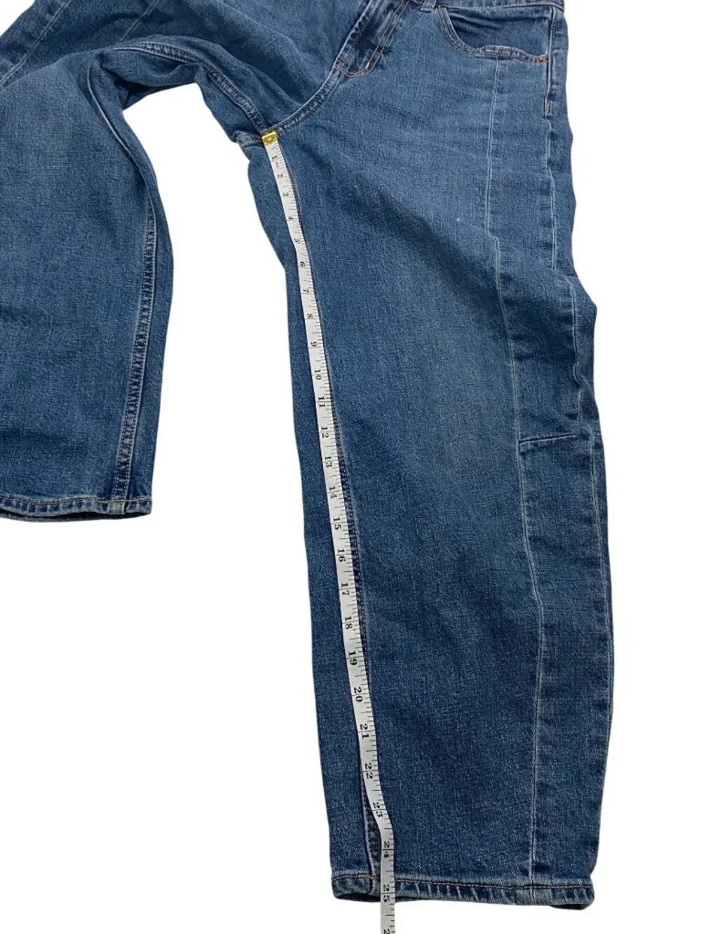 Old Navy High-Rise baggy Barrel Leg Jeans Size 4 medium wash trendy